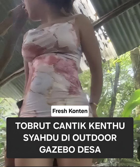 Tobrut cantik iclik outdoor di gazebo desa